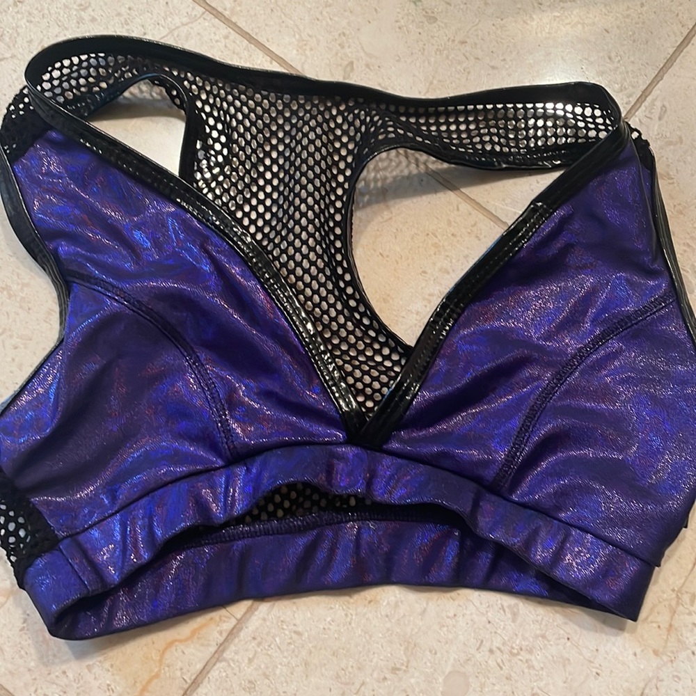 V neck pole top